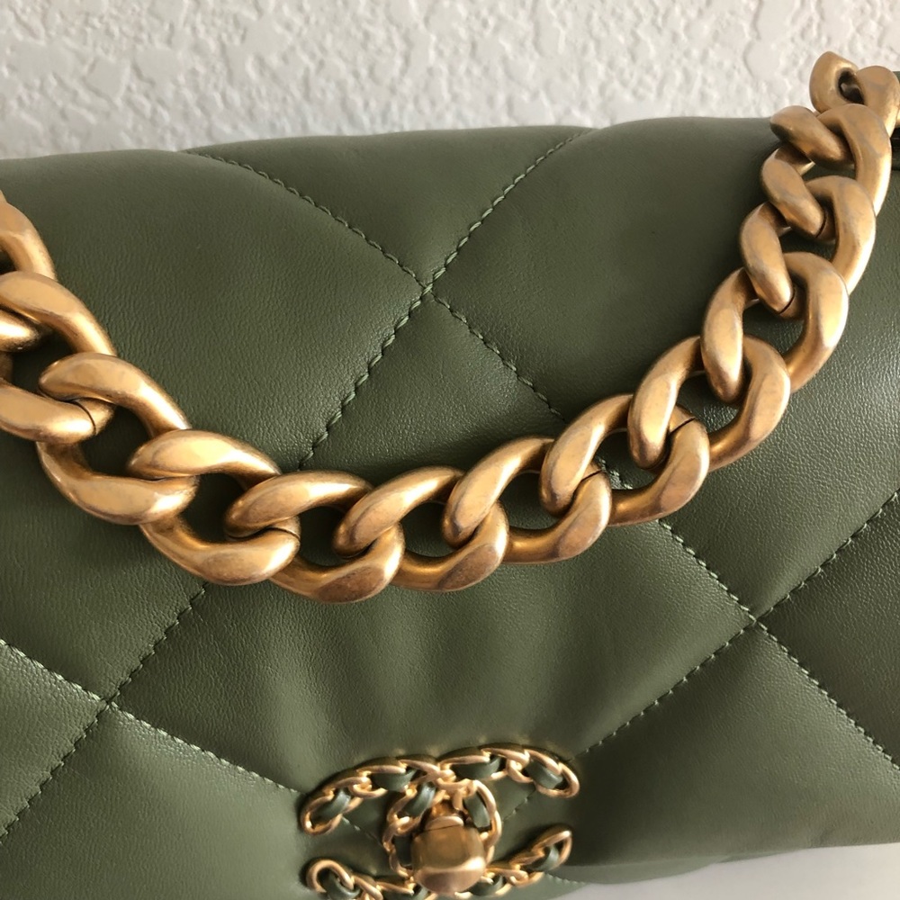 Brand new CHANEL small 19 green handbag - Picture 7 of 16